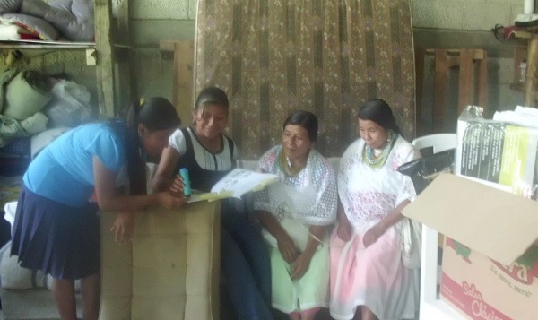 At Colegio Paulo Freire students Regina and Dolores García, who worked on the translation team for Tsikan chu Nipxi’, demonstrate to family how to ‘read’ the talking book using a speaking scanner, in Totonac and other languages. 