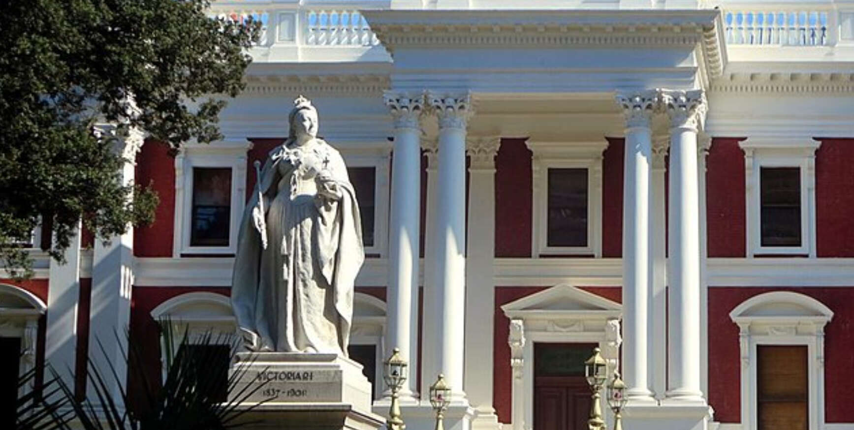 Queen Victoria statue image